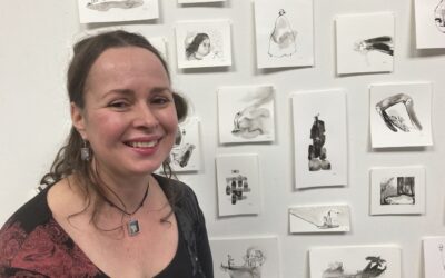 Kulttuuritoimituksen hovikuvittaja Minna Eloranta esittäytyy näyttelyssä Galleria Koppelossa: ”Tussi on hermoviivaa, värit olemista”