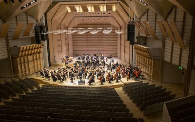 Tampere Filharmonia soi tyhjälle salille – Olari Eltsin johtamassa konsertissa musiikki puhkaisi taivaan