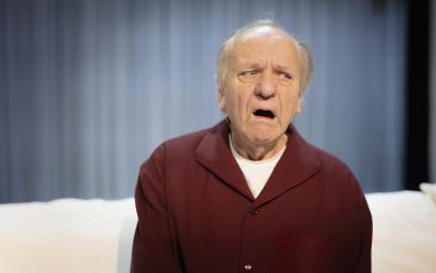 Dementian julmassa syleilyssä aika ja todellisuus katoavat – arviossa TTT:n Isä