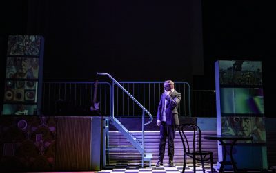 Itseen kirjoitettu kertoo samaistuttavan tarinan työväenluokkaisesta lähimenneisyydestä – arviossa TTT:n ensi-ilta