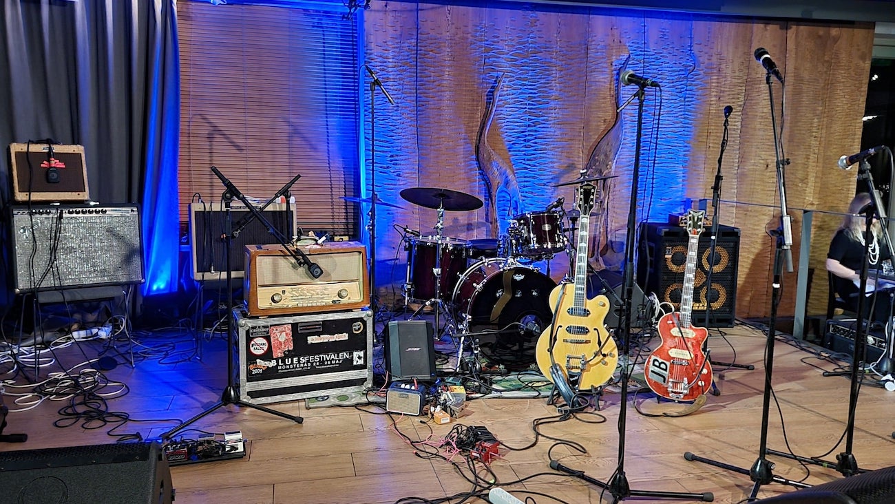 KUVA 3: Jo' Buddyn kalusto/Olavi Rytkönen Jo’ Buddyn kalustoa lavan etuosassa. Kuva: Olavi Rytkönen