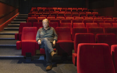 Juha Elomäki viettää usein työpäivänsä mielipuuhassaan elokuvia katsellen – Pirkanmaan elokuvakeskus 40 vuotta