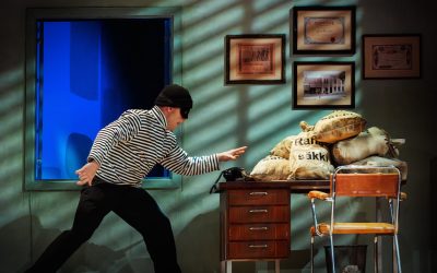 Kaikilla on omat salaisuutensa ja halu rikastua ja rakastua – arviossa Komedia pankkiryöstöstä 