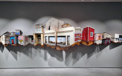 Muotokuvia rakennuksista – Jenni Yppärilän kolmiulotteiset maalaukset tuovat katukuvan sisälle galleriaan