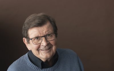 Teatterilava tuli Heikki Kinnuselle tutuksi jo 9-vuotiaana – arviossa elämäkertateos Tarinankertojan elämät