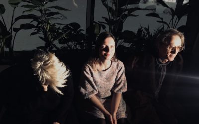 Hillittyjen ja kauniiden melodioiden taiturikolmikko antaa yhteisalbumillaan tilaa elämän äänille – arviossa Kiri Ra!