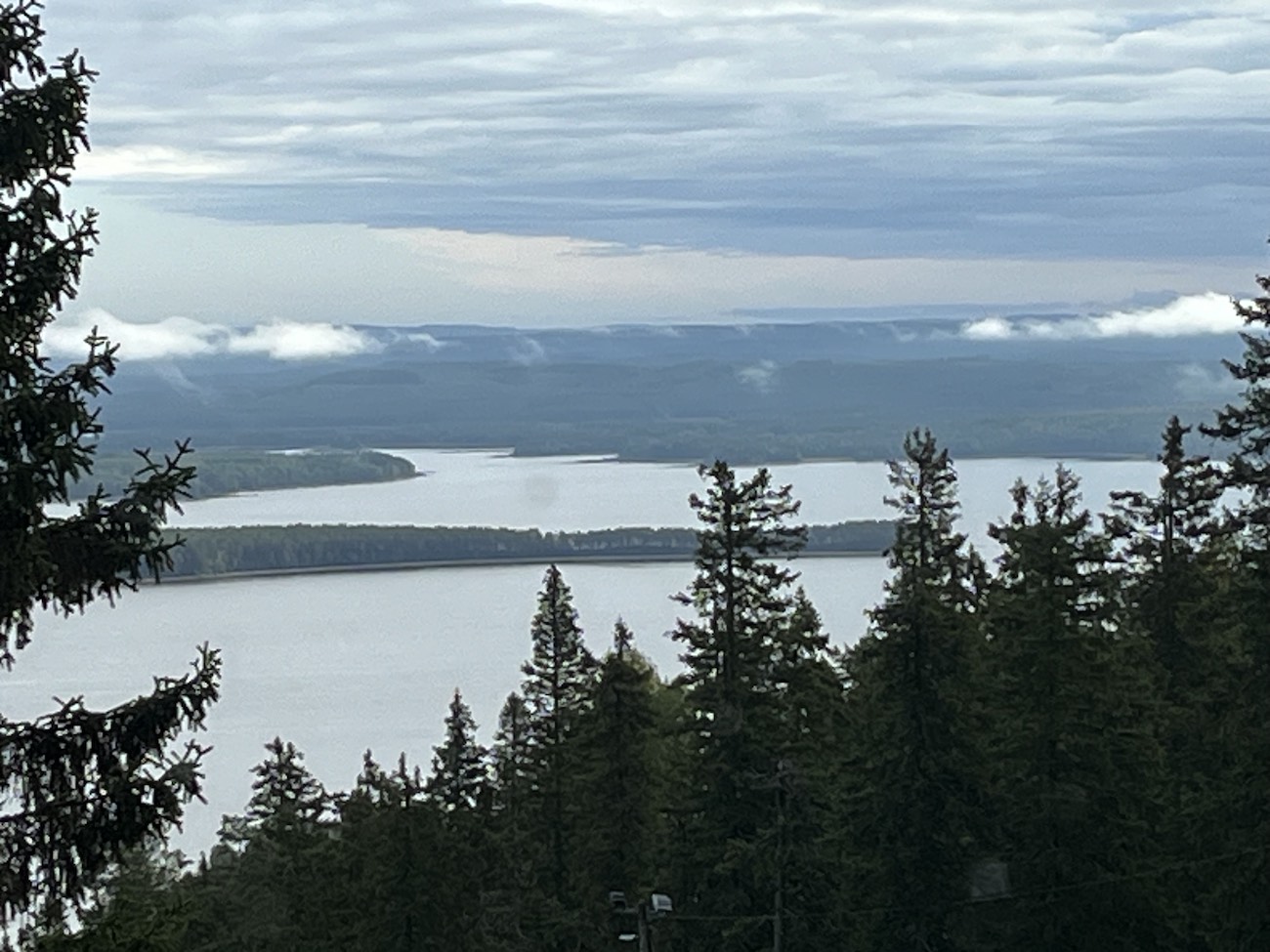 KUVA 15: Koli sunnuntaina/KJ Maisema sunnuntaiaamuna 21.9.2025 hotellin ikkunasta. Kuva: Kirsi Jaatinen