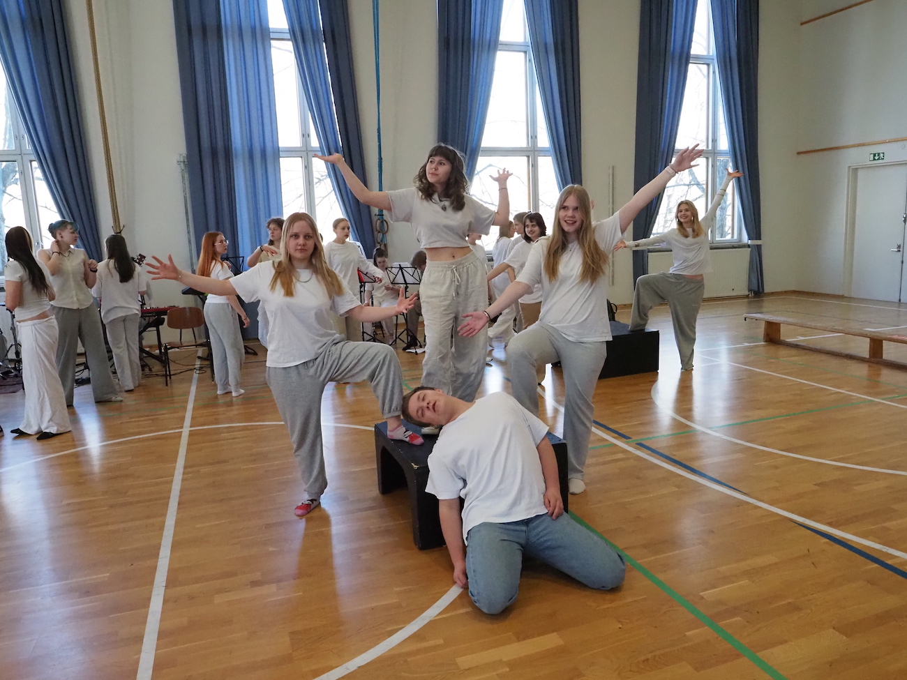 Kolme tyttoa ja poika