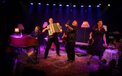 Tervetullut lisä Tampereen musiikkiteatteritarjontaan – arviossa Näästi Teatterin Kummituskvartetti