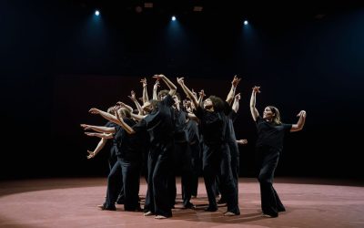 Antiikin Kreikkaan sijoittuva tragedia häkellyttää ajankohtaisuudellaan – arviossa Antigone