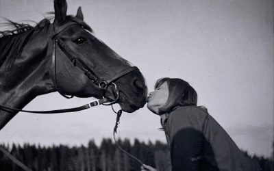 Tuomas Hoppu nousi satulaan ja aihe vei mennessään – Tampeeren Ratsastusseura sai 100-vuotishistoriikin