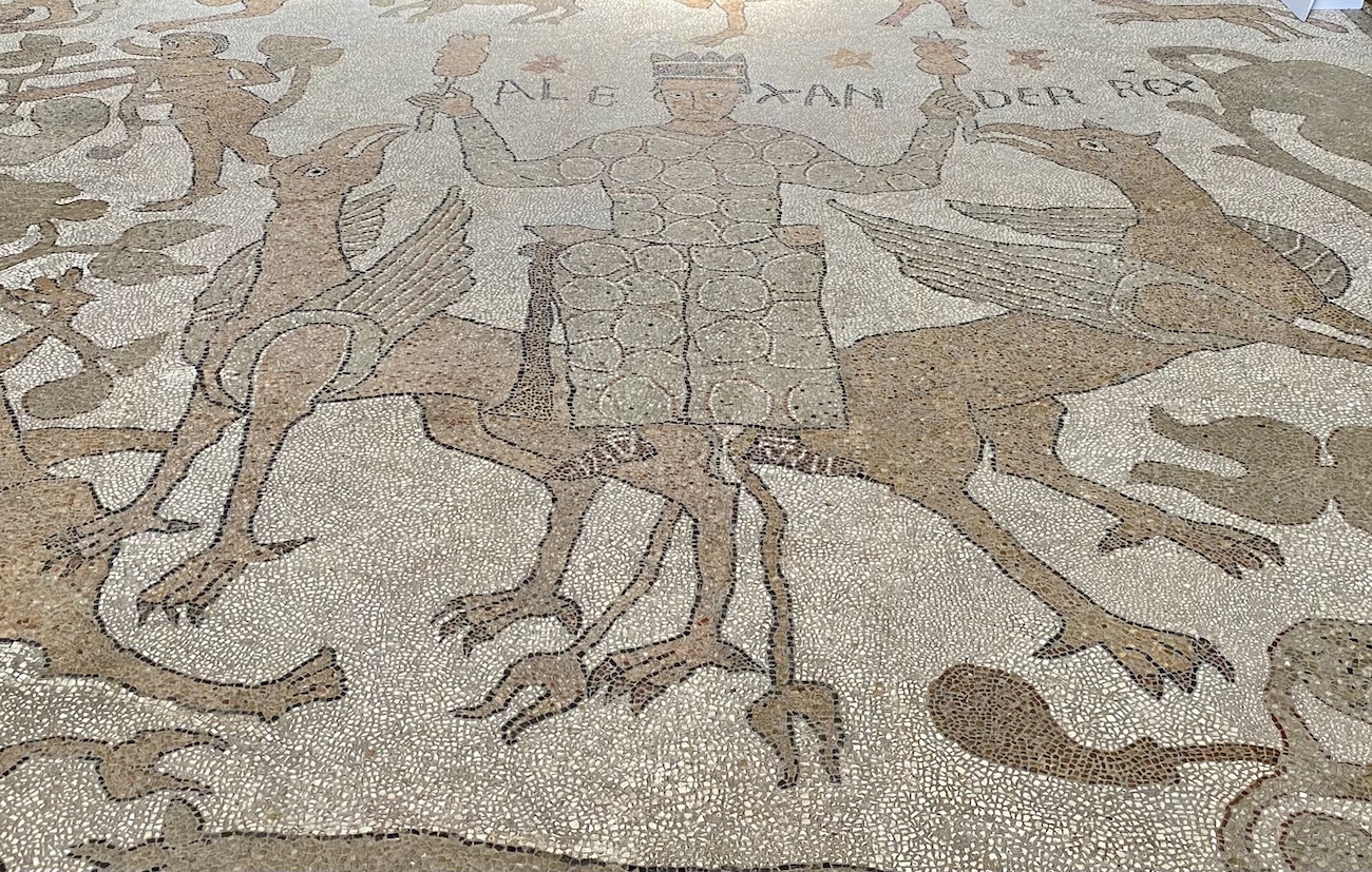 Kuva 2. Aarnikotkat vievat Aleksanterin maisemakierrokselle taivaaseen Otranton katedraalissa