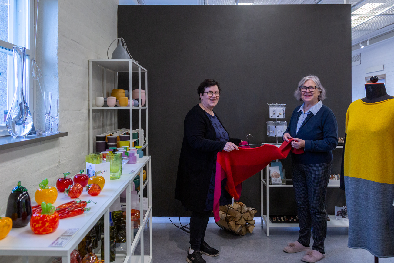 Kuva 7 Tarja Talonpoika ja Riitta Papinniemi gallerian myyntitiloissa Kuva Jukka Kosonen 
