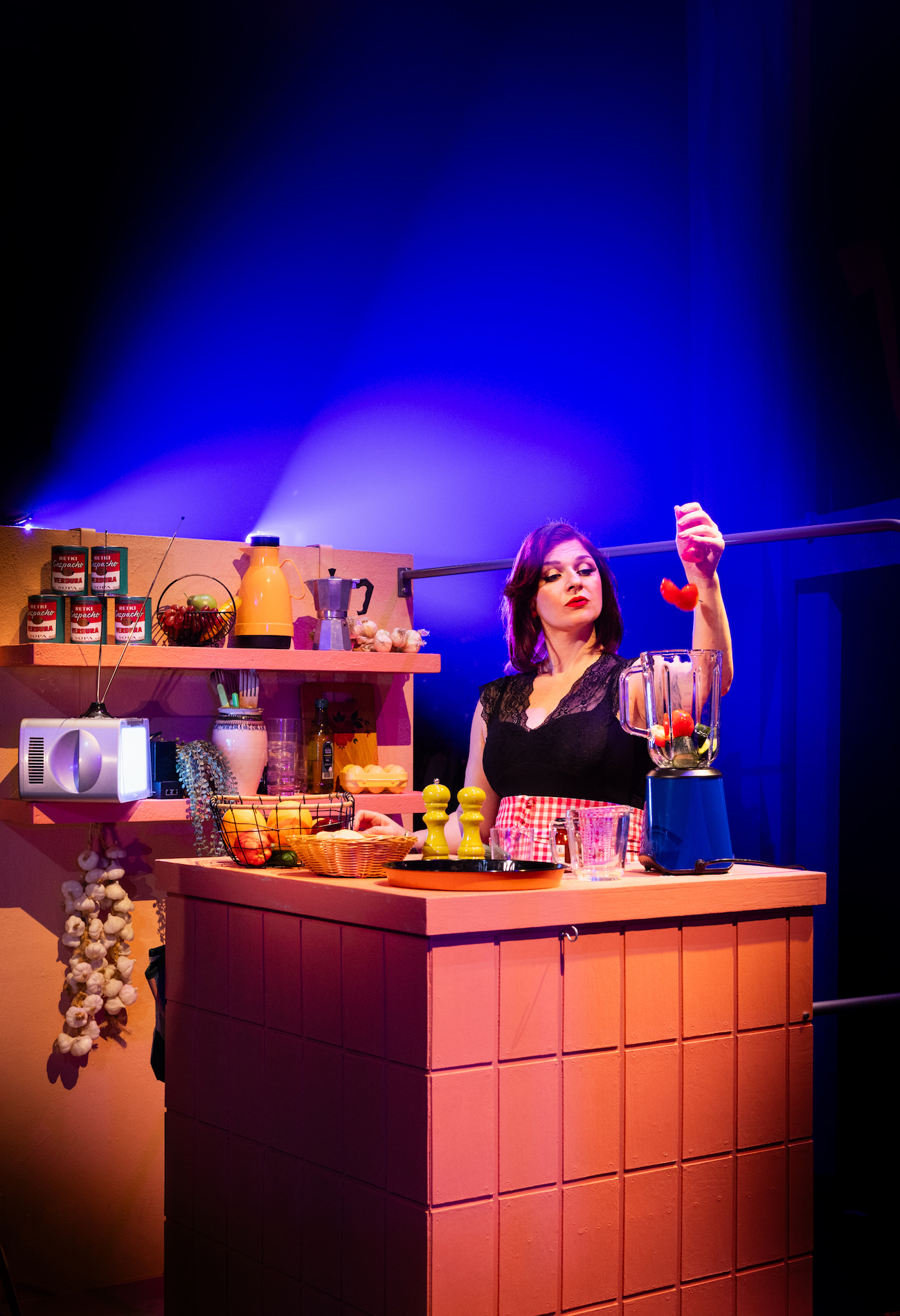 L0A0177lowresNaisia hermoromahduksen partaallaRiikka Hurri