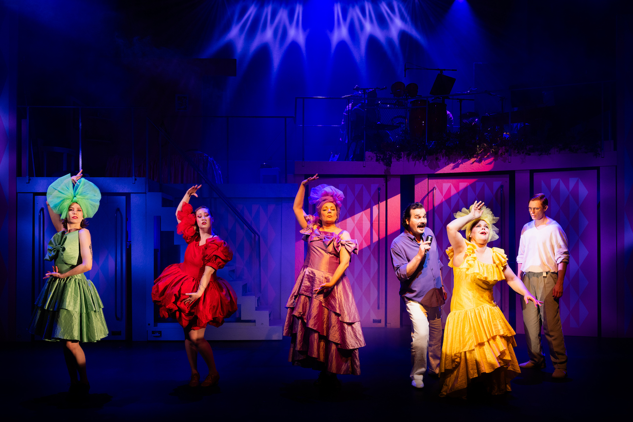 L0A9870lowresNaisia hermoromahduksen partaallaRiikka Hurri