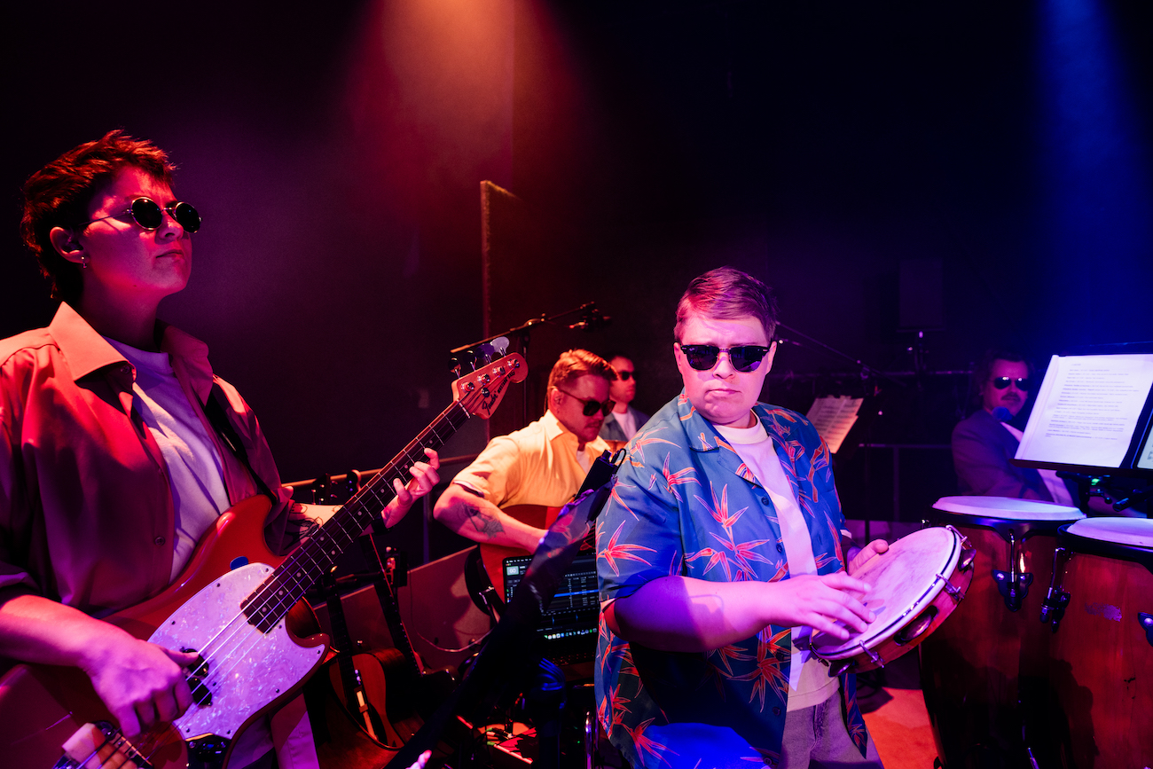 L0A9935lowresNaisia hermoromahduksen partaallaRiikka Hurri