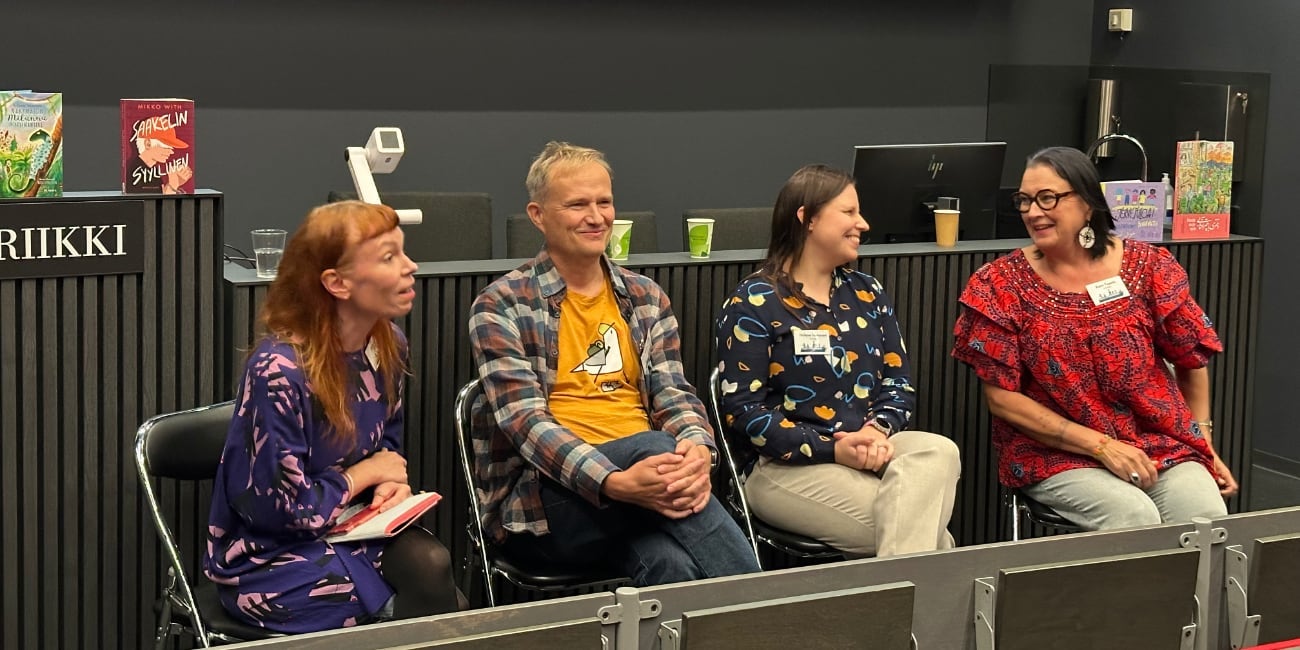 Lastenkirja yhteiskunnassa Kirjailijapaneelissa Jaana Pesonen, Mikko With, Helena Immonen ja Katri Tapola