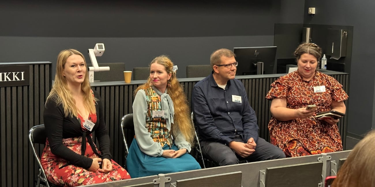 Lastenkirja yhteiskunnassa Valtapaneelissa Maria Laakso, Sini Helminen, Antti Malinen ja Saara Tiuraniemi