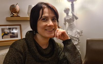 ”Ei tietty punkkari musta häviä mihinkään” – Liila Jokelin taitaa komedian keinot ja mustan huumorin