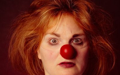 Veera Tapanaisen MAMI käsittelee vanhemmuutta, taiteilijuutta, suorituskeskeisyyttä – ja tietenkin muumioita