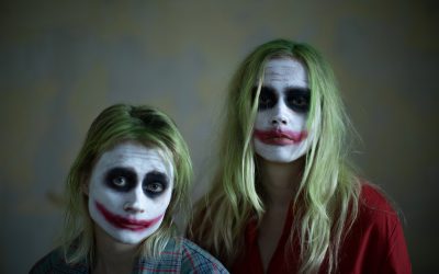 Maustetytöt pienieleisen hitikkäästi – arviossa Itken jos mua huvittaa