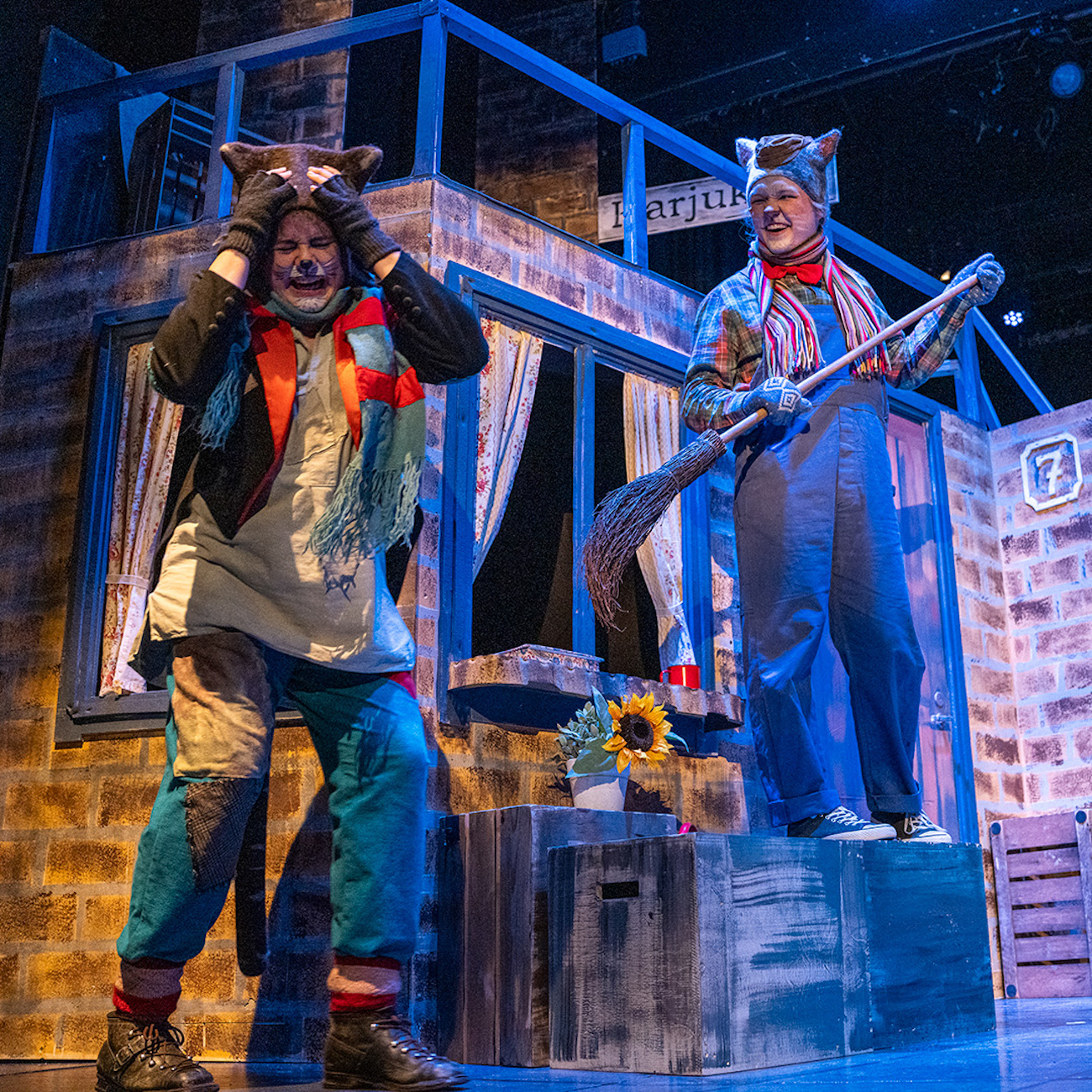 Monni ja Pekka siivouspuuhissa