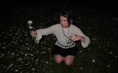 Orvokin pehmeä kokeellisuus sulkee syliinsä – arviossa kakkosalbumi Malus