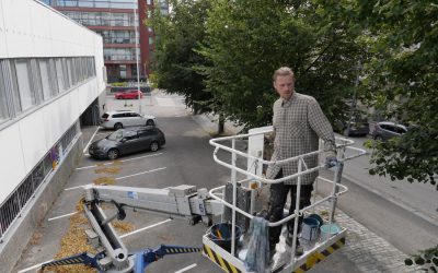 Arttelin seinään valmistui uusi muraali – Sebastian Schultz otti aiheen rakennuksen historiasta