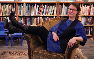 Taru Kumara-Moisio kirjoitti ensimmäinen runokokoelmansa – Runot näyttävät lapsuuden varjot 