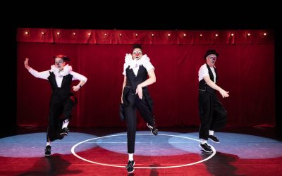 Klovneriaa elämän kiertokulusta – arviossa Red Nose Companyn Täydellinen musikaali: Matka manalaan