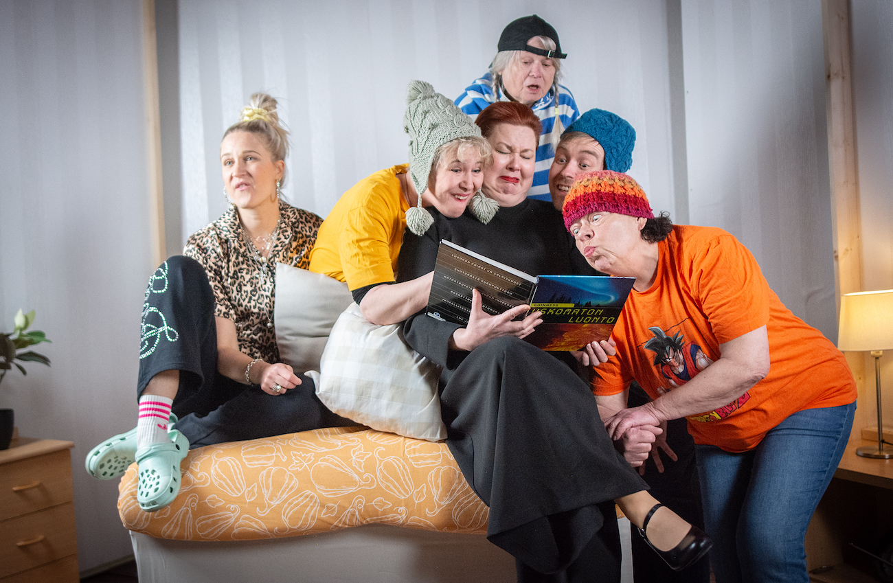 Pauliina Laaksonen, Mira Flinkman, Katja Sillanpaa, Ulla Huoviala Kaapa, Lauri Heinonen ja Pia Vaittinen Napa naytelmassa