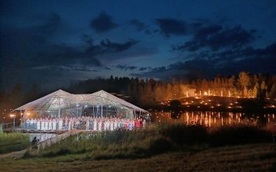 Haluatko vierailla satumaassa? Leigon järvimusiikkifestivaalilla loistivat nuotiot ja kynttilät mutta tilaa jäi myös pimeydelle