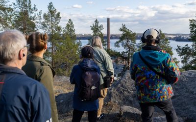 Pyynikinharjun männyt rauhan puolesta – Tampere Biennale vei Taikatie-äänikävelylle