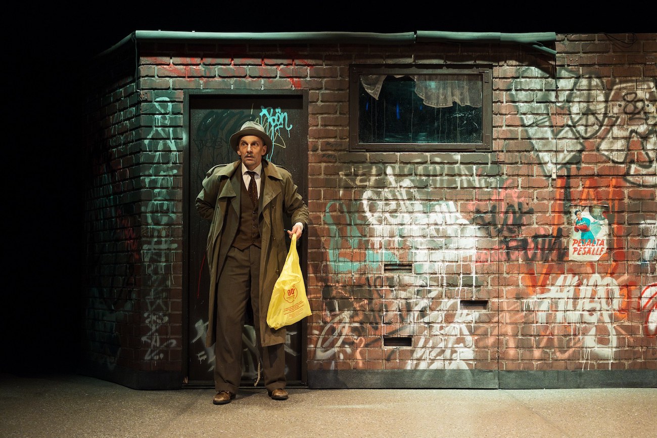 Mimiikan mestari Marc Gassot käsittelee kipeitä aiheita fyysisen komedian keinoin – Rakkaudesta sähköön Tampereen Teatterissa