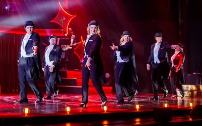 Suomen Komediateatterin juhlarevyy on rohkean ajankohtainen – arviossa Nauru pitkästä ilosta