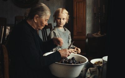 Neljän sukupolven naiset yrittävät selvitä arjesta – arviossa saksalaiselokuva Putoamisen ääni