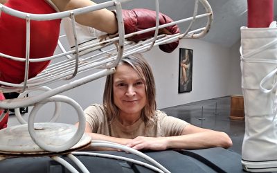 Sarah Lucas härnää Kiasmassa taiteen ja yhteiskunnan rajapinnoilla