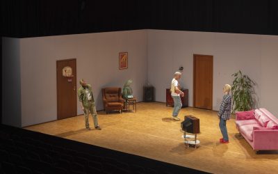 Ysärinostalgiaa ja arjen vinksahtaneisuutta – arviossa Helsingin kaupunginteatterin Somatic Sitcom