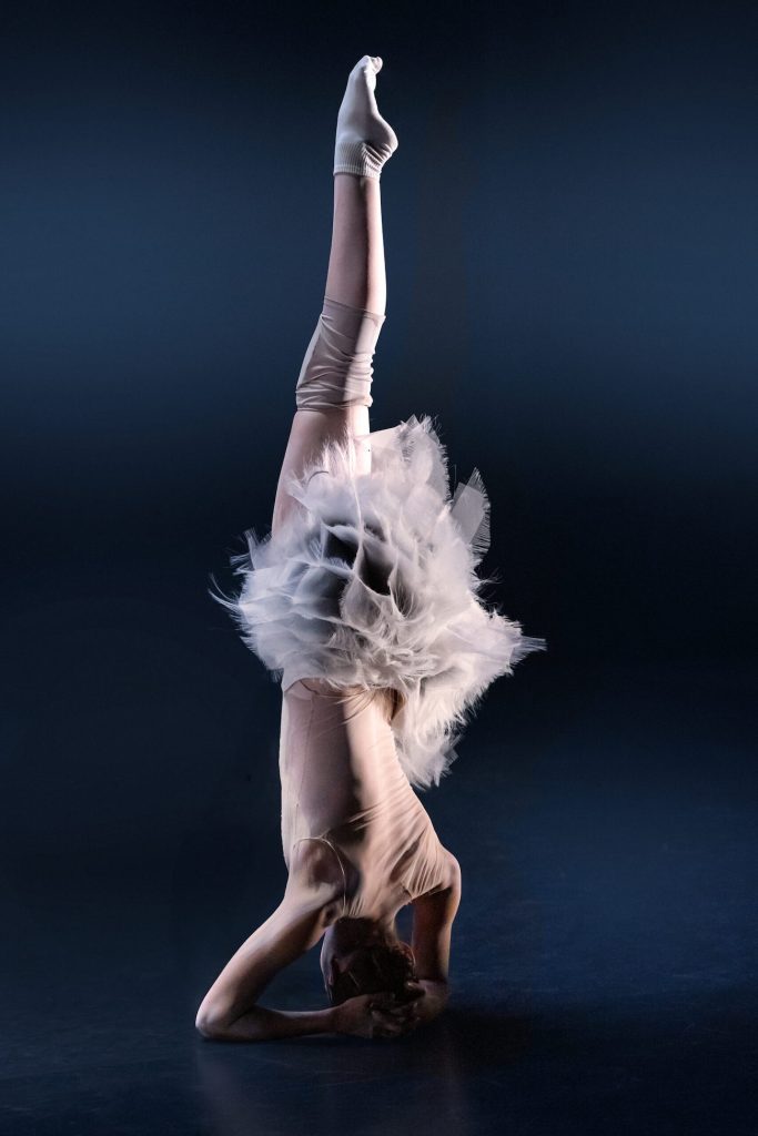 Suo tihkua vihrea tammi Trickle Green Oak RAW Triple Bil Kuva Photographer Mirkku Merimaa PuvustusCostume designer Erika Turunen 1 scaled