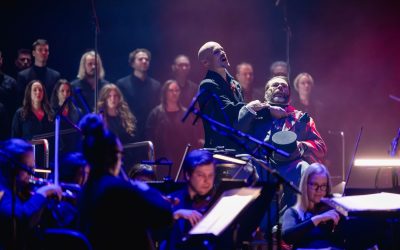 Sweeney Todd yhdistää oopperaa, kuoroa ja orkesteria taitavasti – toimittaja kiemurteli tuolissaan 