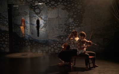 Syntyä / syvyydestä yhdistelee kansanperinnettä ja psykologiaa tarkkasilmäiselle aukeavaksi kokonaisuudeksi