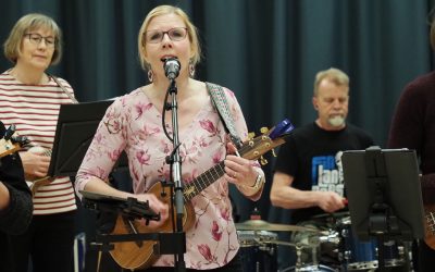 Pieni soitin, mahtava meininki – Juhlavuotta viettävä Tampereen Ukuleleorkesteri tartuttaa keikoillaan hyvää mieltä