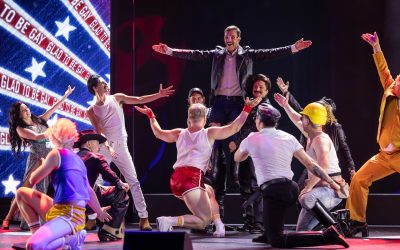 Hulvaton, riemukas, koskettava ja elämänmyönteinen – arviossa Hämeenlinnan Teatterin Tom of Finland