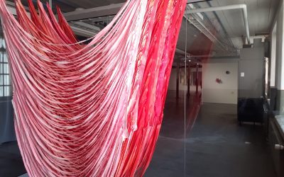 Tekstiilitaiteilijat toivat Galleria Himmelblauhun värien juhlaa – TEXOn 70-vuotisnäyttely ottaa kantaa myös luonnon puolesta