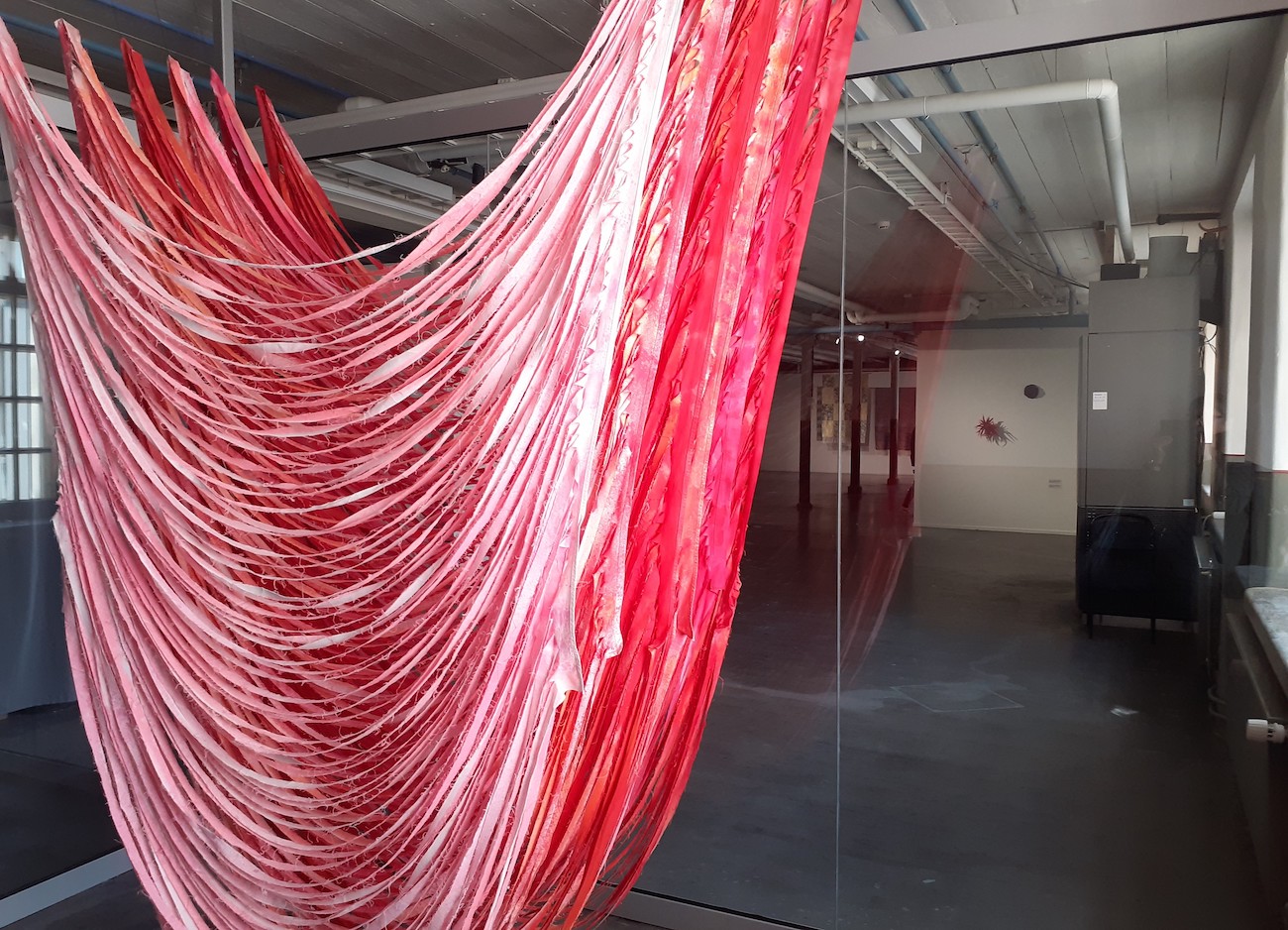 Tekstiilitaiteilijat toivat Galleria Himmelblauhun värien juhlaa – TEXOn 70-vuotisnäyttely ottaa kantaa myös luonnon puolesta