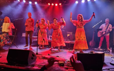 Värttinä kiertää maata 30-vuotiasta Oi Dai -albumia juhlien, mutta yllättää yleisön heti lavalle astuessaan