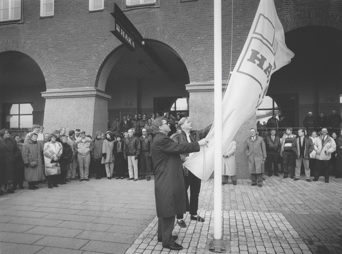 Ysari E liike Hakan lippua lasketaan alas toiden paatyttya konkurssiin kuvaaja Arja Jokiaho kuva Tyovaen arkisto TA47568