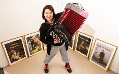 Anne-Mari Kivimäki on onnekas, hänellä on aina ollut musiikkialan töitä: ”Pian haitari on taas hittisoitin”