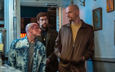 Darren Aronofskyn toimintadraamassa nuori mies on sijaiskärsijä – arviossa Caught Stealing