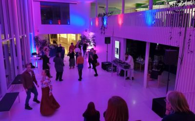 Uusi tapahtuma MuseoFest liikutti väkeä Jyväskylässä – taidepyöritystä, jytää ja iskelmää yöhön asti